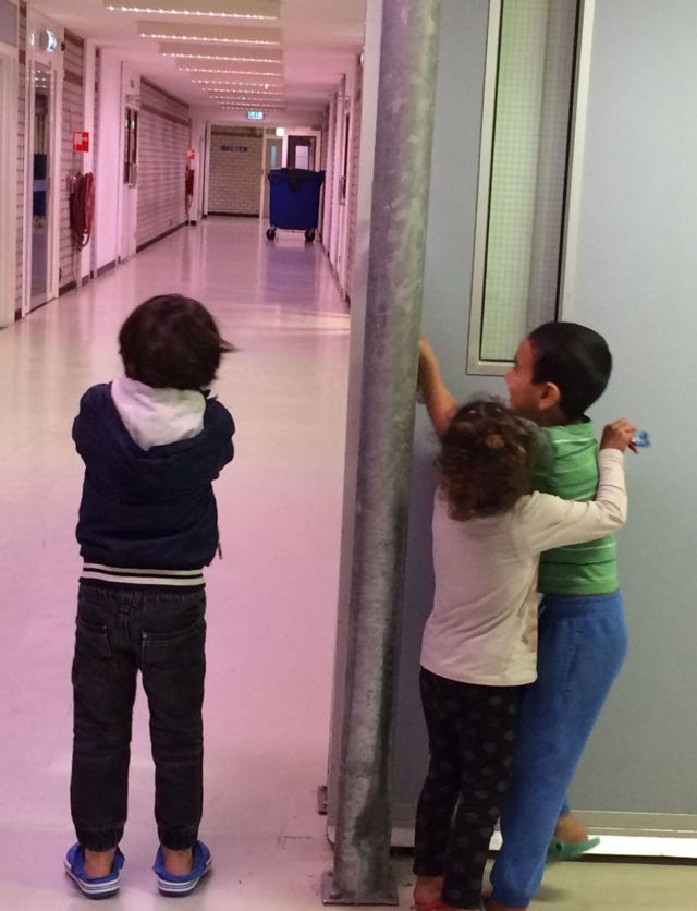 Crianças em centro de triagem para refugiados