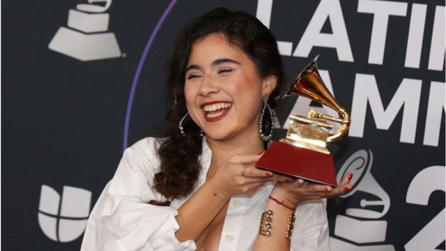 La mexicana Silvana Estrada posa junto a su Grammy Latino a mejor nuevo artista.