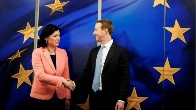 Vera Jourova, vice-presidente da Comissão Europeia, cumprimenta Mark Zuckerberg