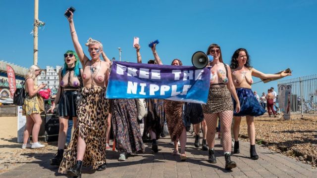 Los activistas libres de Nipple protestan en Inglaterra en 2019.