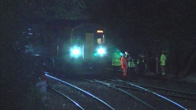 خدمات الطوارئ وشبكة السكك الحديدية وشرطة النقل البريطانية موجودون في مكان الحادث