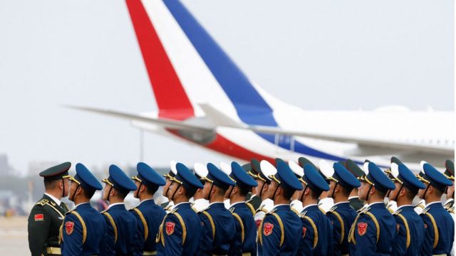 4月5日，法国总统马克龙抵达北京首都国际机场前，中国军队军官列队站立。(photo:BBC)