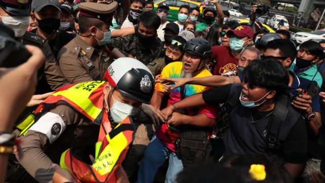 The chaos occurred after police from Phayathai Police Station brought in more than 300 officers to monitor the area.