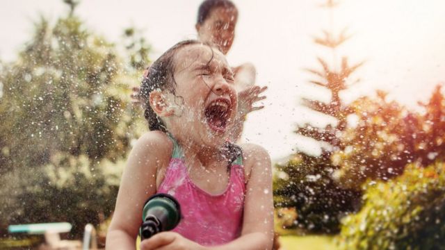 Niña jugando