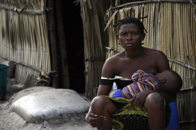 Mãe amamenta bebê em Atabong, na Nigéria