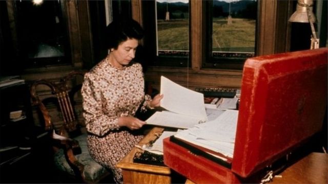 这是1972年的时候英国女王在查看每天都收到的红箱子中的政府公文(photo:BBC)