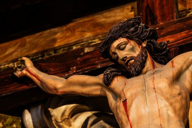 Cristo sangrando en la cruz