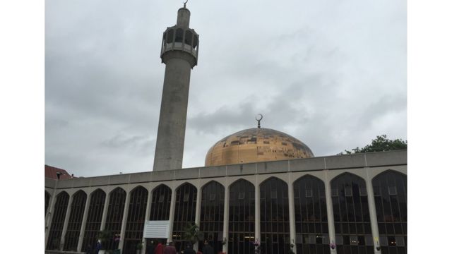 La mosquée centrale de Londres accueille en son sein des fidèles venus de plusieurs continents