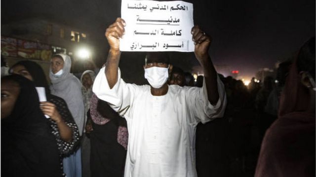 متظاهرون في الخرطوم يطالبون بالحكم المدني