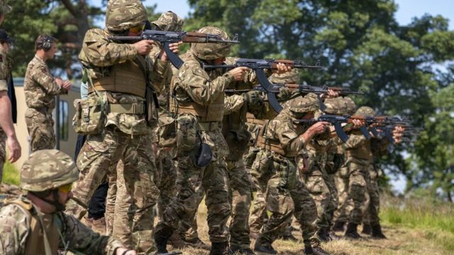 De nouvelles recrues de l'armée ukrainienne sont formées par le personnel des forces armées britanniques dans une base militaire près de Manchester