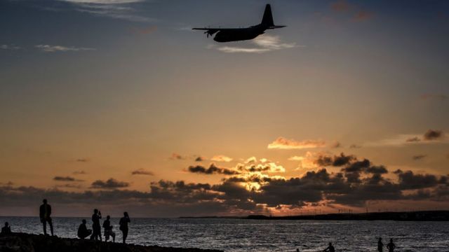 Xilli galab ah oo qoraxdu sii dheceysay iyo dad ku sugan Xeebta Jasiira, waxaa dushooda mareysay diyaarad ku sii degeysay garoonka Aadan Cade