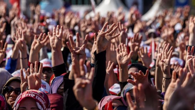 Сторонники Эрдогана на митинге 15 апреля в Стамбуле