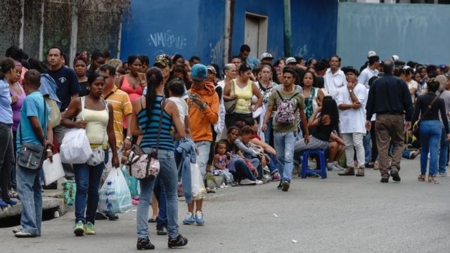 Venezolanos hacen fila frente a un supermercado en Petare, Caracas, el 1 de junio de 2016.