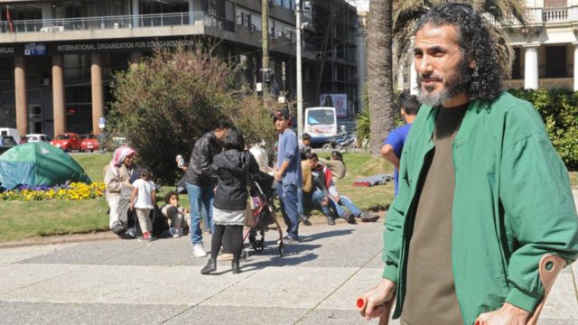 Jihad Diyab parado con muletas