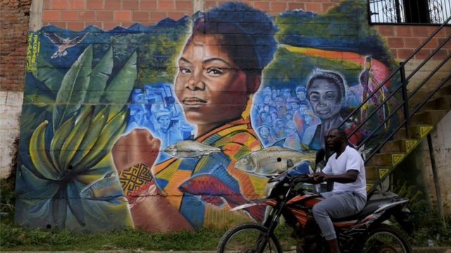 Une peinture murale avec le visage de Francia Marquez dans un quartier colombien