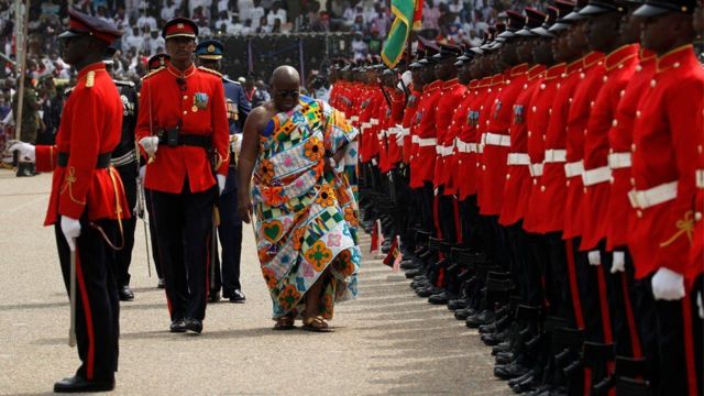 Nana-Akufo-Addo, nouveau président du Ghana, en revue des troupes lors de la cérémonie de sa prestation de serment