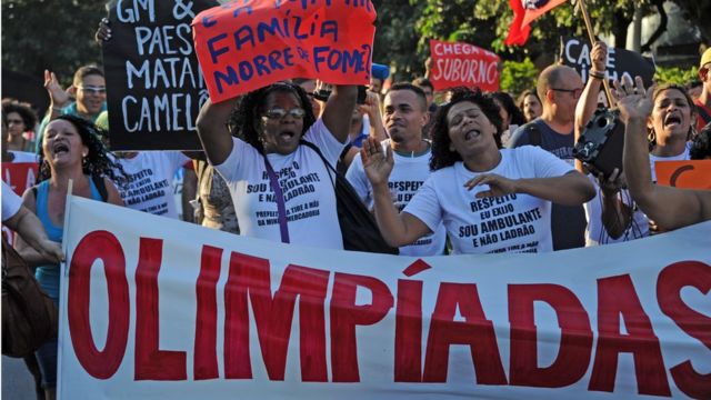 Paralelamente a las Olimpiadas, se suceden varias protestas en contra de la situación económica del país.