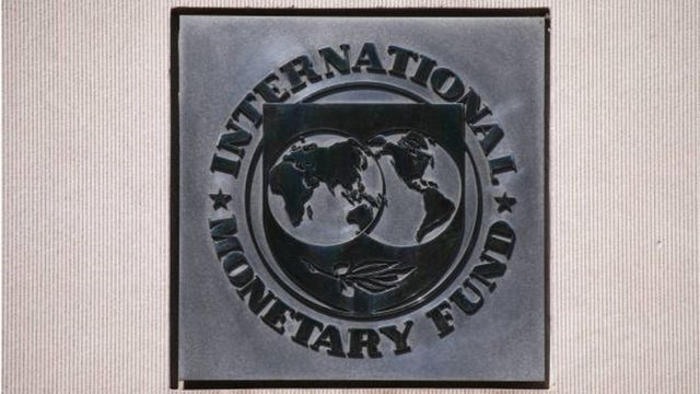 لافتة تحمل اسم صندوق النقد الدولي على إحدى واجهات مقره في واشنطن.