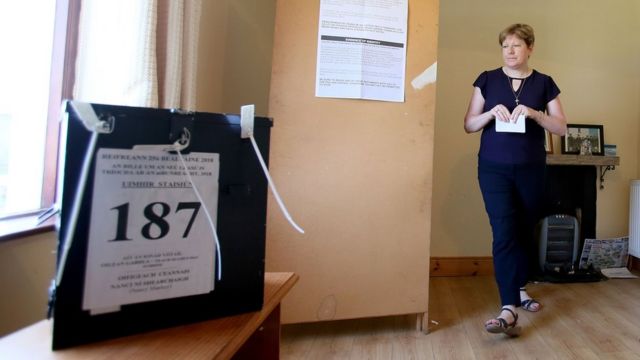Una mujer vota en Irlanda