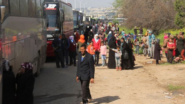 Автобусы с беженцами в районе Рашидин в Алеппо