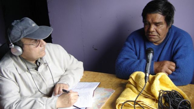 Oscar Aguilera gravando a língua kawésqar com um de seus falantes em 2009