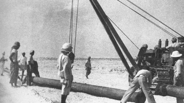 Instalación de tuberías de petróleo en Dukhan en 1955.