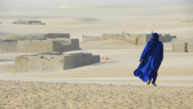 In the city of Araouane, located in the deep desert, many buildings have disappeared under the surrounding dunes