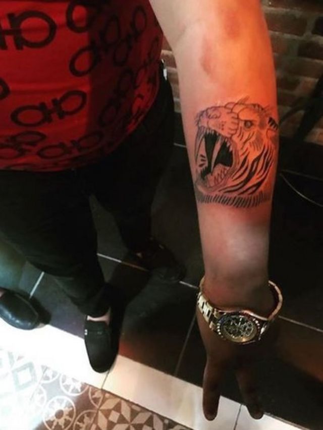 Tatuaje de un tigre en el brazo del Pirata de Culiacán