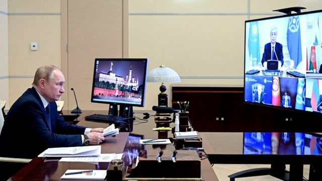 Владимир Путин в разговоре с лидерами стран ОДКБ