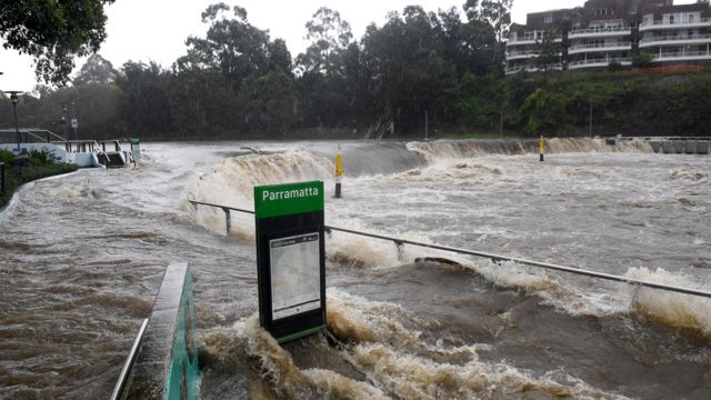 Sungai Parramatta membanjiri dermaga feri di Parramatta