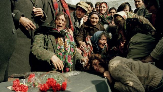 Азербайджанцы опликавают жертв Ходжалы