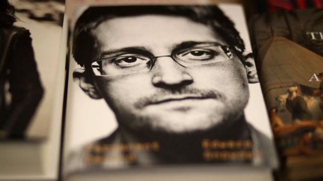 Edward Snowden huyó de Estados Unidos y actualmente vive en Rusia.