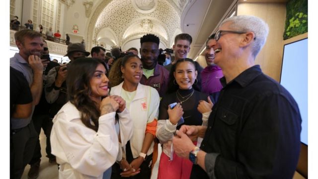 El ejecutivo de Apple interactúa con visitantes en una tienda