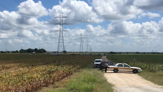 Un vehículo de policía bloque la carretera.