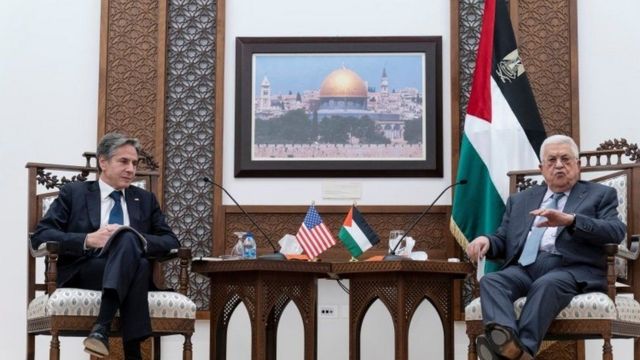 وزير الخارجية الأمريكي أنتوني بلينكن مع رئيس السلطة الفلسطينية محمود عباس