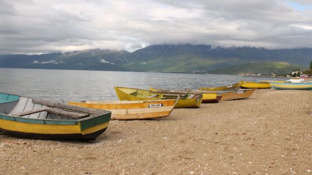 Barcos de pesca às margens do Lago Ohrid