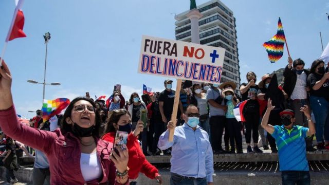 En la protesta habían personas con pancartas relacionando a los migrantes con delincuentes.