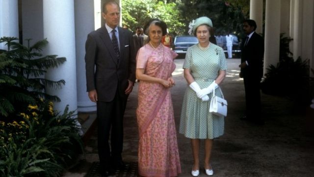 ملکه الیزابت دوم و دوک ادینبورگ در سال ۱۹۸۳ در دهلی نو در کنار ایندیرا گاندی، نخست‌وزیر هند