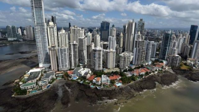 Panama Karib hövzəsində yerləşən bir neçə populyar "vergi cənnətlərindən" biridir