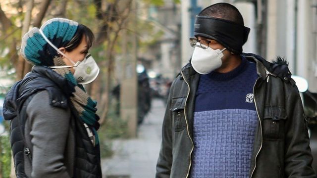 دو نفر با ماسک مقابله با آلودگی هوا