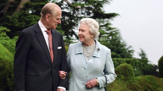 2007年女王与爱丁堡公爵钻婚纪念，两人重访布罗德兰乡忆旧。(photo:BBC)