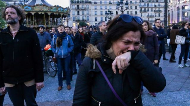 Mulher chorando durante incêndio em Paris