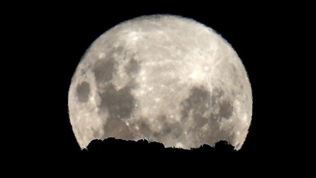 Can a full Moon really affect your sleep? - BBC News