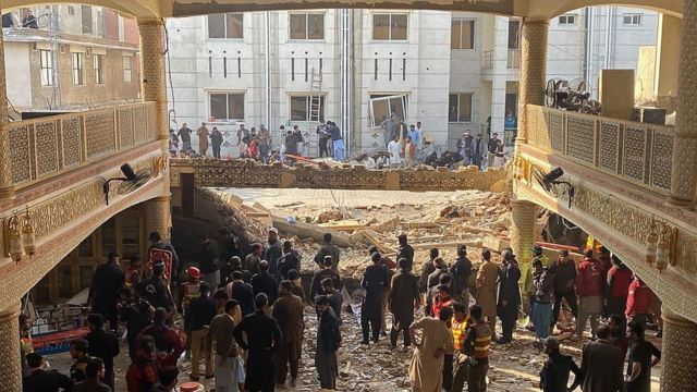 عشرات القتلى في انفجار داخل مسجد مكتظ بالمصلين في مدينة بيشاور