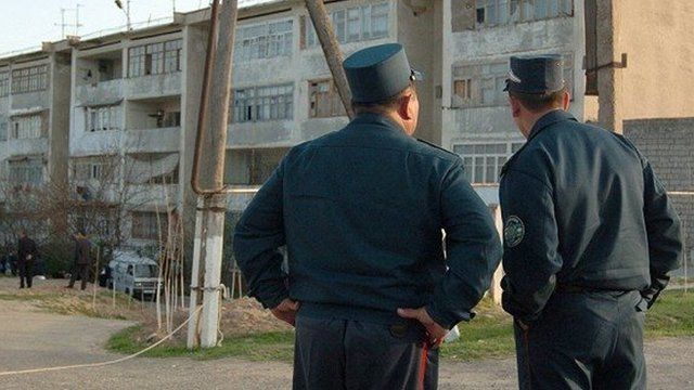 Кўп хонали уй ёнида турган милиция ходимлари