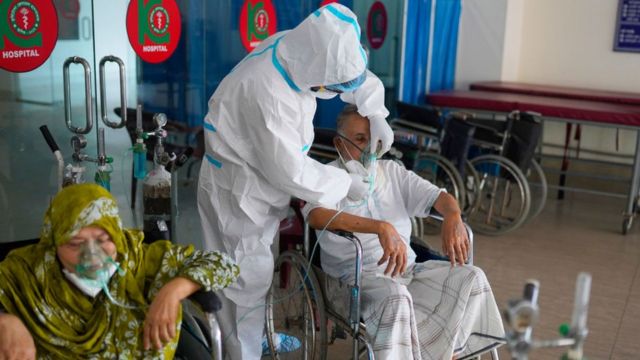 করোনা ভাইরাস: বাংলাদেশে মৃত্যু দিনে প্রথম বারের মতো ১০০ পেরুলো, বেড়েছে সংক্রমণের হারও - BBC News বাংলা