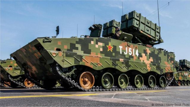 Veículo militar com camuflagem quadrada
