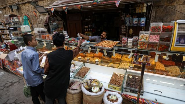 مصريون يشترون المنتجات الغذائية في 23 مارس 2023 في القاهرة ، مصر.