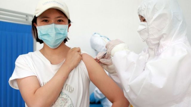 चीन के वुहान में अप्रैल में किए गए वैक्सीन ट्रायल में हिस्सा लेती एक वॉलन्टियर