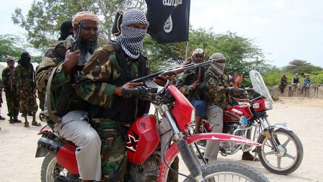 Mukhtaar Robow oo saaran mooto. Waa xilligii uu ka mid ahaa Al-Shabaab. Sawirkan waxaa la qaaday 2010-kii.